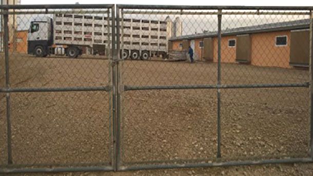 We must avoid the lorry entering the farm.