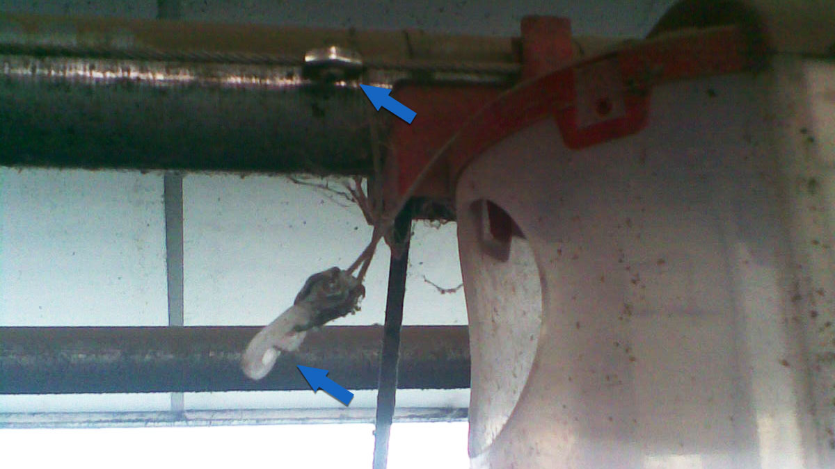 <p><span><span><span><span>The general cable has an eye bolt that acts as a stopper. The dispenser has a hook fastened to the cable. This hook allows for an easy disconnection.</span></span></span></span></p>
