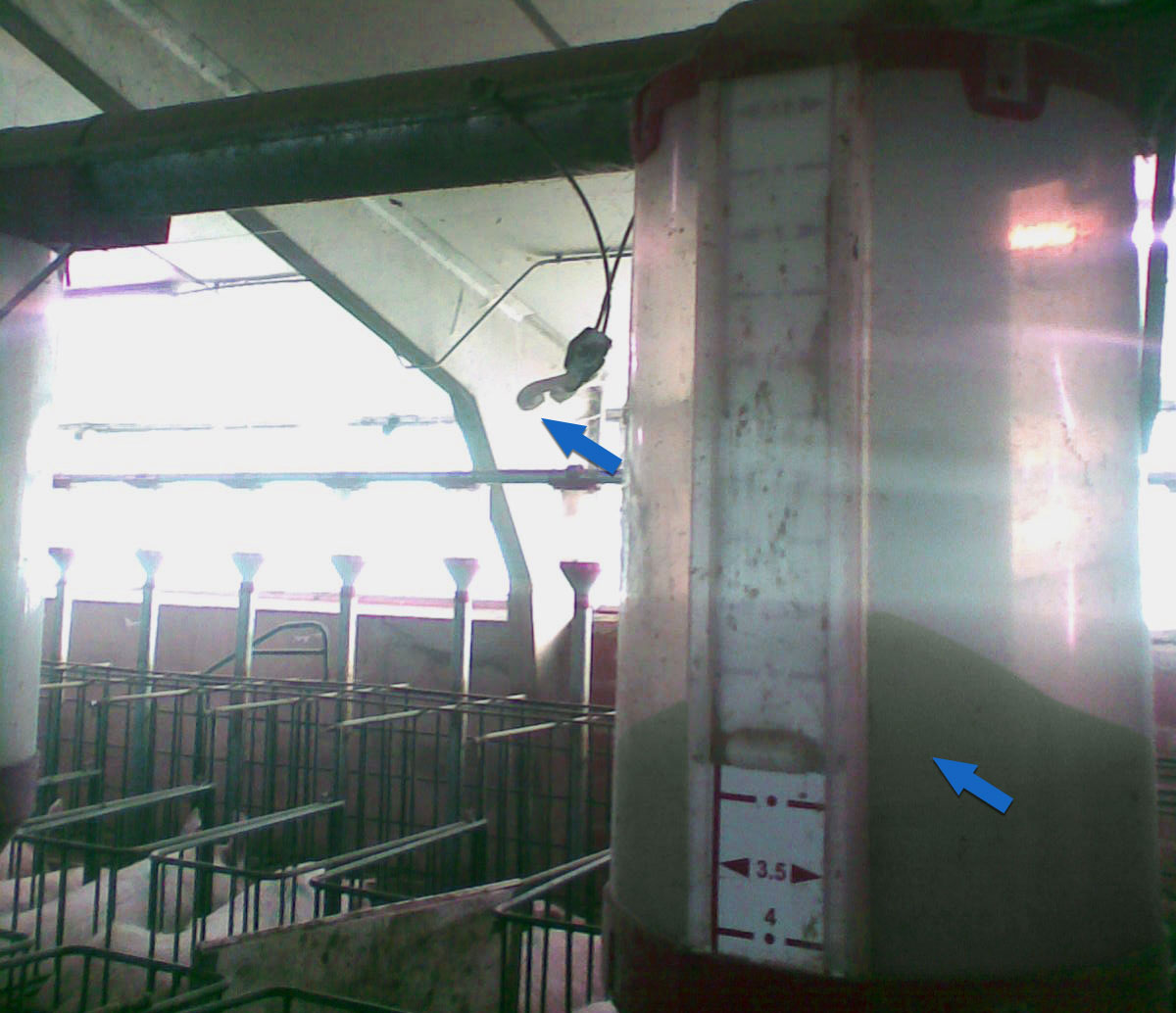 <p><span><span><span><span>Detail of a dispenser that is full but that we have unhooked so it does not deliver feed.</span></span></span></span></p>
