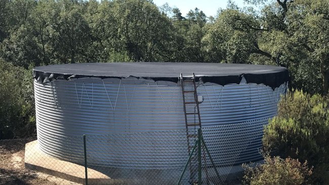 A water storage and distribution tank properly dimensioned and covered is basic in any pig farm.