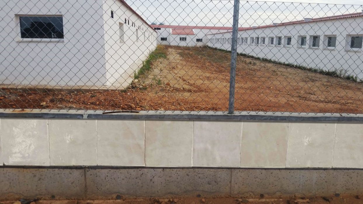 Picture 1: Example of a fence with a smooth tile construction to prevent rodent access.
