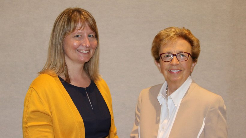 Mary Lou Hogg (right) presents the Alex Hogg memorial Scholarship award to Dr Erin Lowe.
