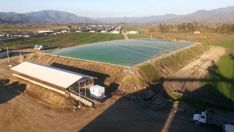 Figure 3: Covered anaerobic lagoon with energy recovery and use of biogas in the El Campesino Plant (Agr&iacute;cola AASA, Chile). Photo: Alejandro Gebauer.
