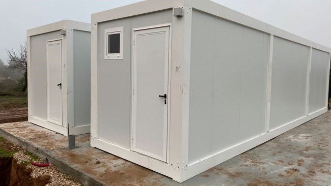 Picture 1: Example of prefabricated rooms at the outer perimeter of a farm, prior to accessing the area surrounding the production buildings (photo courtesy of Ramaderies Miqueló).