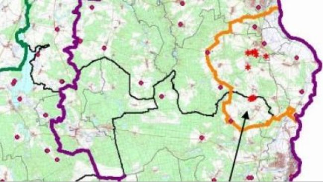 The following map shows the boundaries of the core zone (orange), infected zone (purple) and buffer zone (green) as well as the location of the found cases of wild boar (asterisk) and the pig farms (red dots). Source: MAPA.