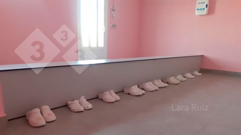 Photo 3. It is important that this area be large, because on big farms more than 10 people could enter here at the same time. The ideal dimensions of this bench are 60 cm wide by 40 cm high. After the bench, the staff puts on slip-on shoes that will be used in the changing room. Photo courtesy of Lara Ruiz.