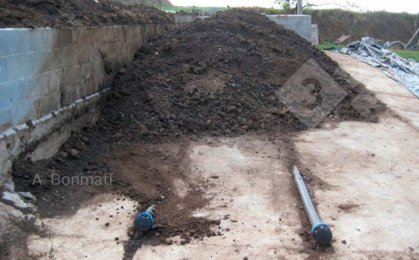 Figure&nbsp;1b. Composting systems: with air supply via blower and pipes under the pile.&nbsp;Photos courtesy of&nbsp;A. Bonmat&iacute; (IRTA).
