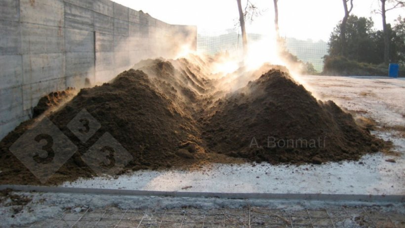 Figure&nbsp;1a. Composting systems: Turned piles. Photos courtesy of&nbsp;A. Bonmat&iacute; (IRTA).
