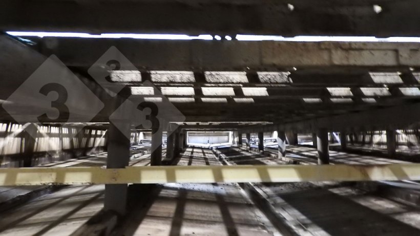 View of the scraper and cable system inside the pit.
