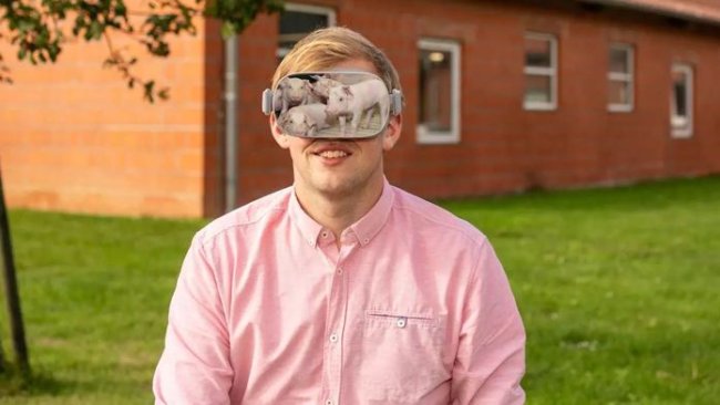Virtual reality glasses were used for the virtual farm tour (in addition to the option of following a tour using a tablet) Photo: Ludger Bütfering.