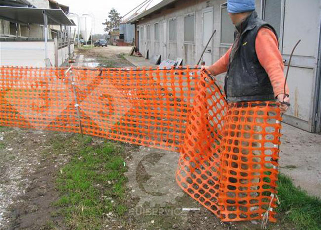 One person can quickly and easily tauten&nbsp;the fence between the two doors. Once the animals are moved, remove the barrier by rolling it to one side.
