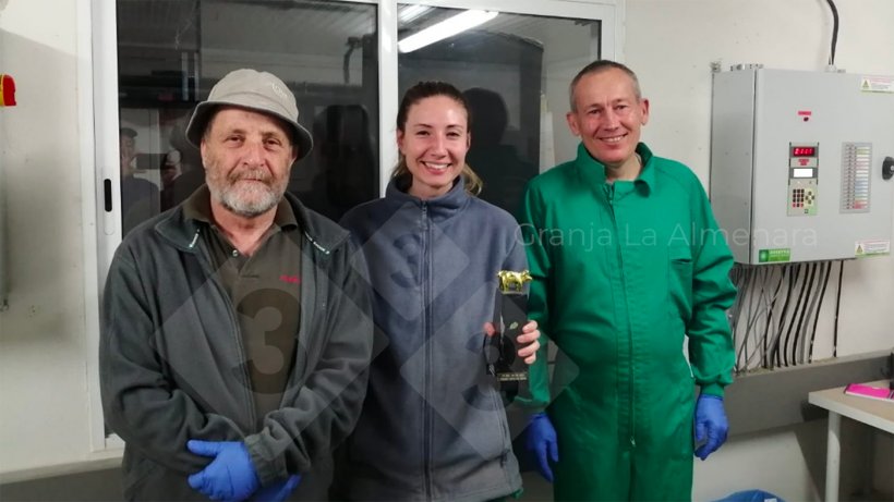 Photo 1: From left to right: Emilio Magall&oacute;n, Sara Beitia, and&nbsp;Roberto Bautista with the&nbsp;&ldquo;MAPA Special Award&rdquo; trophy.
