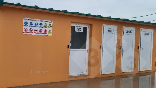 Figure 4. Reception area with separation of areas. Doors: Farm entrance, semen reception, reception of products&nbsp;requiring refrigeration, and general reception of medications.
