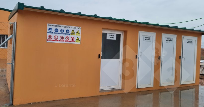 Figure 4. Reception area with separation of areas. Doors: Farm entrance, semen reception, reception of products&nbsp;requiring refrigeration, and general reception of medications.
