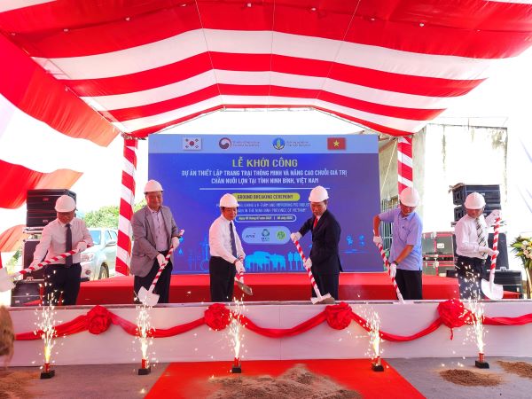 Graduation of development of a sensible pig farm in Ninh Binh – Swine information