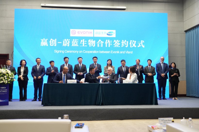 Signing the contract from left to right: Dr. Yinjun Zhou (GM of Shandong Vland, Chairman of the Board of Directors of the JV), Arron Chen (Chairman and President of Vland Group, Supervisor of the JV), Dr. Gaetano Blanda (Head of Evonik's Animal Nutrition Business Line, Supervisor of the JV), and Peichen Zhang (Chief Financial Officer of Evonik's Greater China Region, member of the JV Board of Directors)