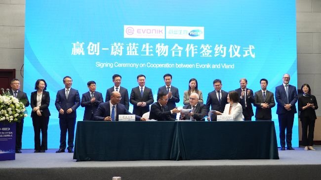 Signing the contract from left to right: Dr. Yinjun Zhou (GM of Shandong Vland, Chairman of the Board of Directors of the JV), Arron Chen (Chairman and President of Vland Group, Supervisor of the JV), Dr. Gaetano Blanda (Head of Evonik's Animal Nutrition Business Line, Supervisor of the JV), and Peichen Zhang (Chief Financial Officer of Evonik's Greater China Region, member of the JV Board of Directors)