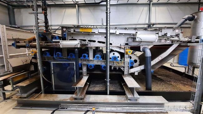 The digestate is dewatered in a belt press. The solids with a dry matter content of around 30 percent are used or sold by users as fertilizer, compost, animal bedding or as a biogas substrate.