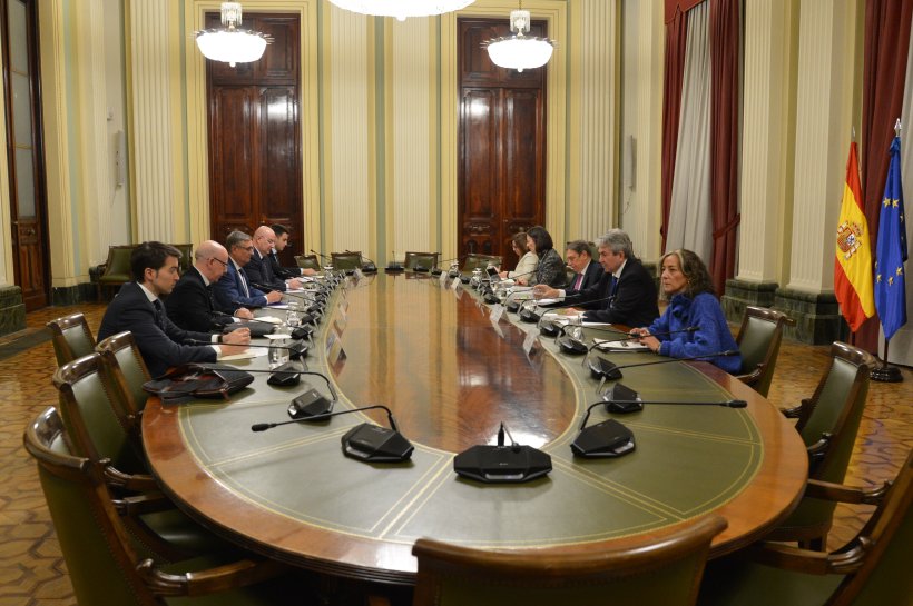Spanish Minister of Agriculture, Luis Planas, met with pig farming representatives&nbsp;to discuss African swine fever.
