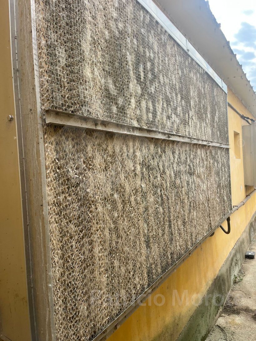 Photo 2. Obstructed cooling panel.