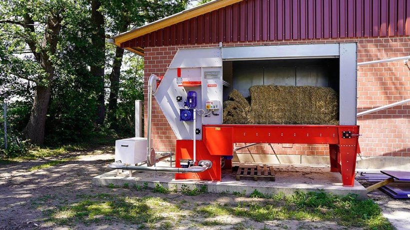 The new WEDA system is based on a robust, modularly expandable straw bale shredder, which completely breaks down square bales using three powerful toothed rollers and an integrated paddle system.
