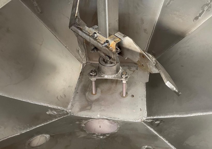 The bottom bearing of the agitator shaft has been completely redesigned for this purpose: thanks to a special split bracket, the bearing can be pulled out sideways once the screws have been loosened.