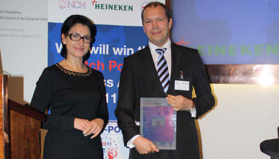 CFO Max van der Kwaak receives the award from State Secretary Beata Stelmach