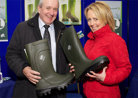 William Hurst of Agrihealth explains the advantages of Bekina Thermolite winter wellies to Aberdeen Angus breeder Michelle McCauley.